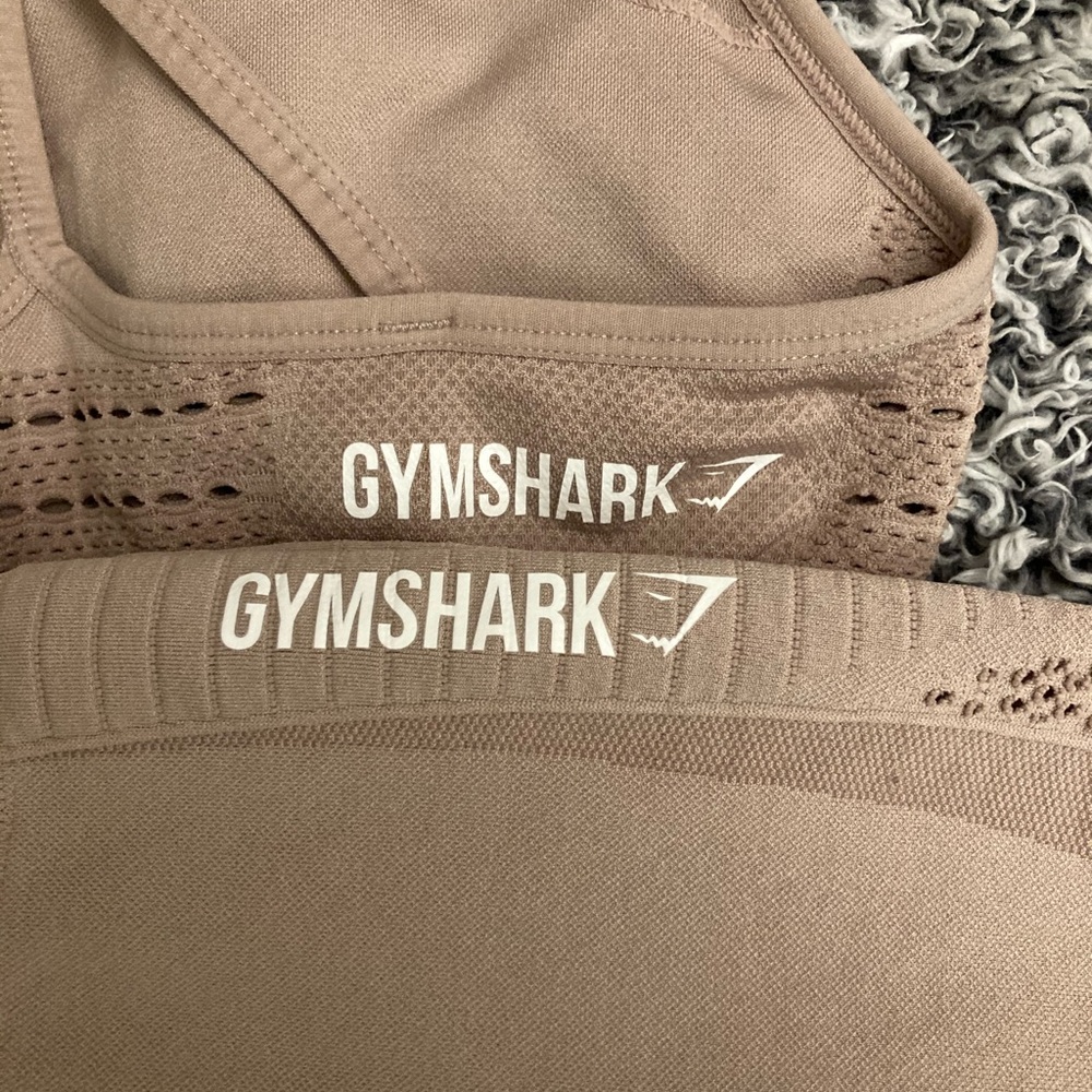 Gym shark leggings and sports bra set